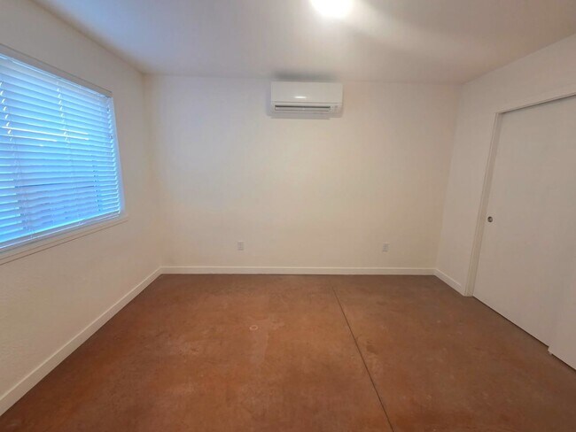 Building Photo - 534 Putnam St