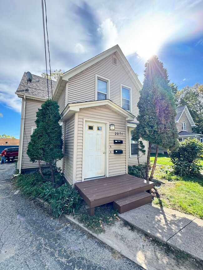 Building Photo - 2031 Sherman Ave