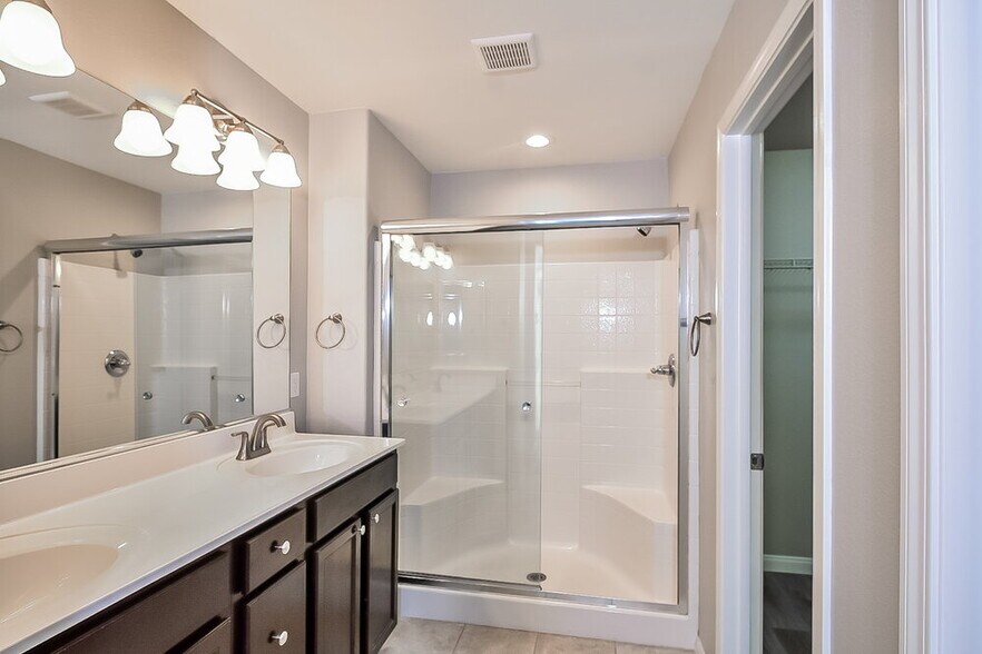 Building Photo - 10541 W Gilmore Ave