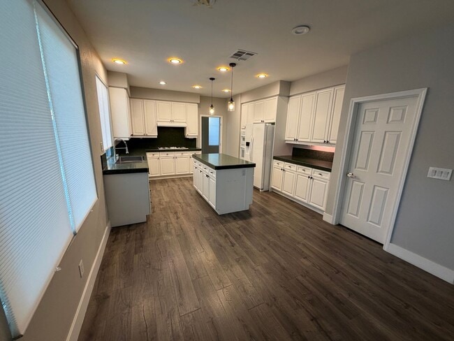 Building Photo - BEAUTIFUL 5BD/3BA TWO-STORY HOME W/ POOL IN HENDERSON. 3 CAR GARAGE!