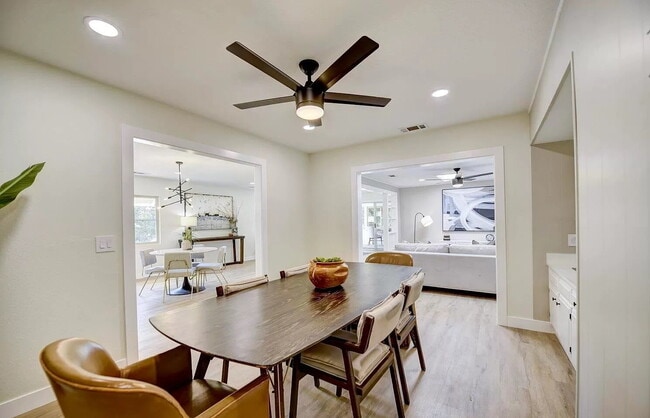Building Photo - "Charming 1-Bed Oasis with Hardwood Elegan...