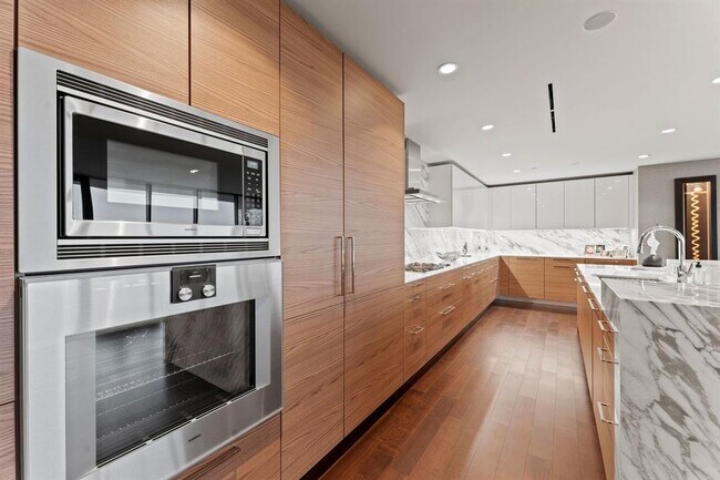 Building Photo - 3433 Westheimer Rd