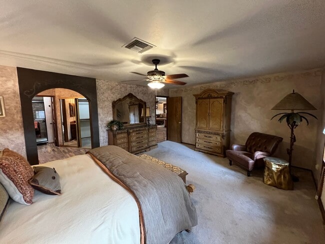 Building Photo - FURNISHED 3 BEDROOM HOME IN TOWN WITH POOL ACCESS!
