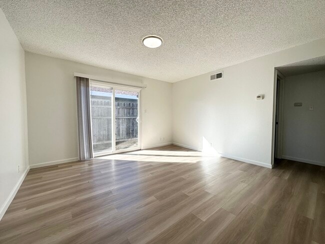 Building Photo - Charming 2 bedroom and 1 bath Duplex in Sacramento