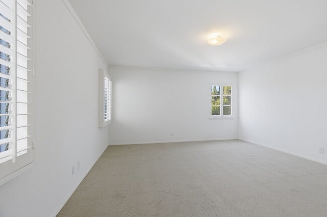 Building Photo - 307 S Doheny Dr