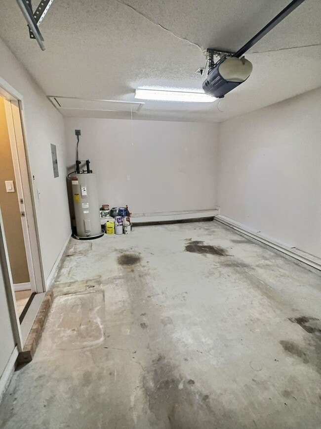 Building Photo - Ocean Springs home with convenient location!
