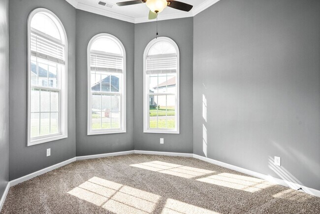 Building Photo - Pet Friendly Four Bedroom with Bonus!