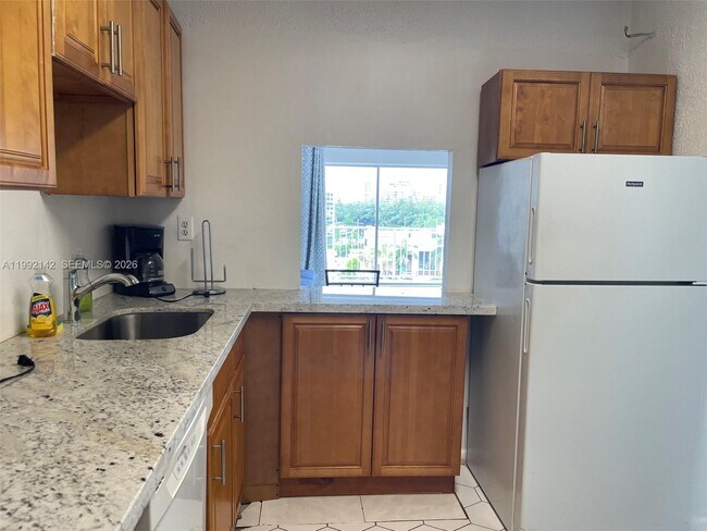 Building Photo - 2200 E Hallandale Beach Blvd