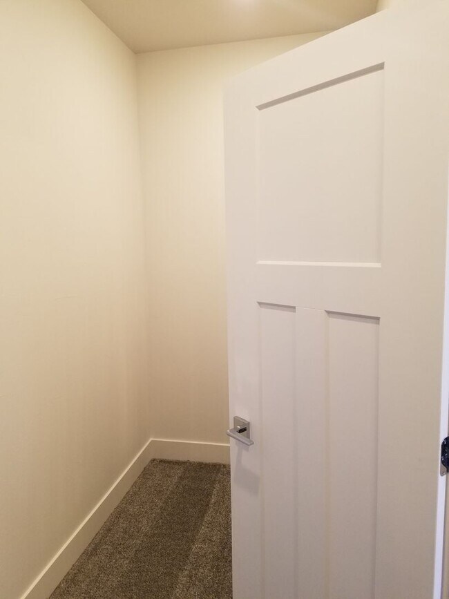 Building Photo - 3 Bed 2.5 Bath in Belgrade with attached d...