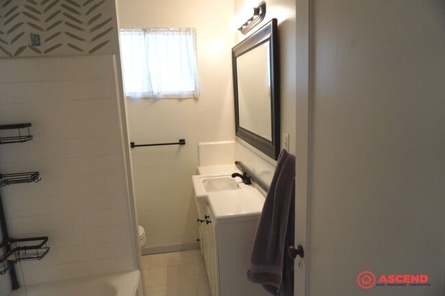 Building Photo - Newly Remodeled in Oildale Area