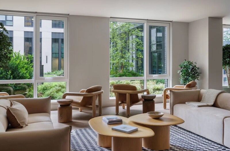 Building Photo - 405 W 206th St