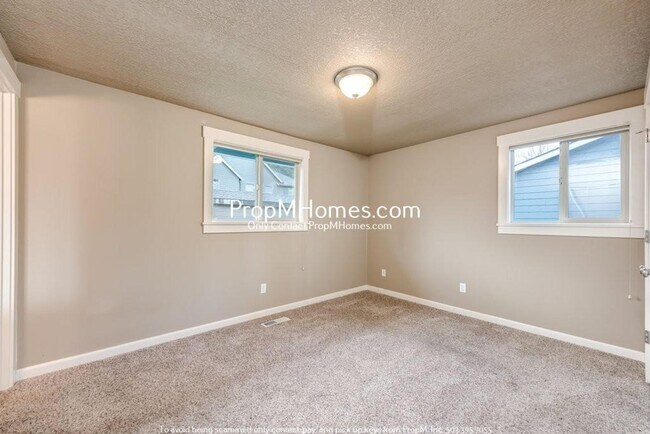 Building Photo - Updated Three Bedroom Gem in Oregon City!