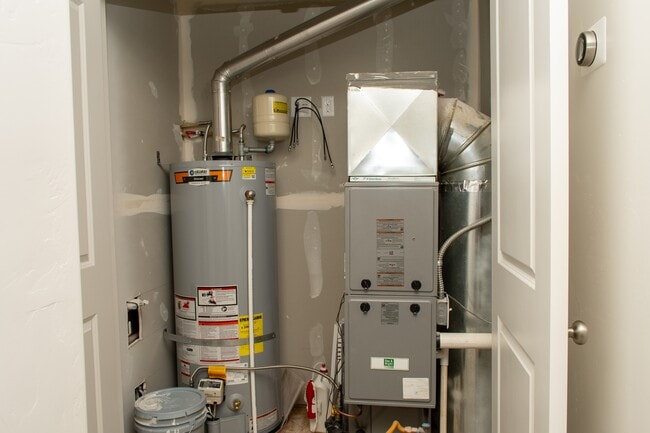 Building Photo - 418-1580 1580 E