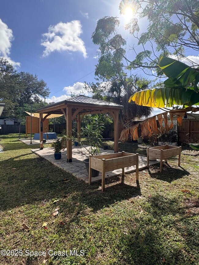 Building Photo - 1217 Pinewood Dr