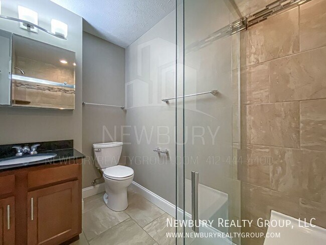 Building Photo - 147 Banksville Pl