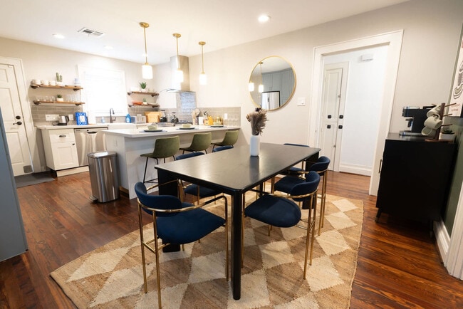 Building Photo - 725 Peddie St