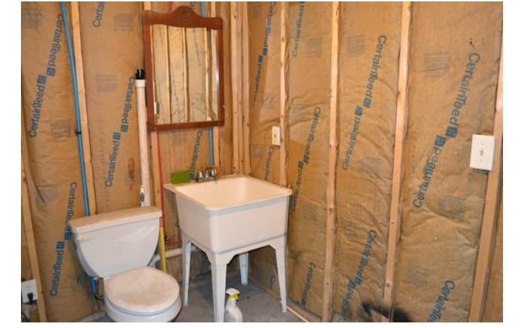 Building Photo - 1050 Main St