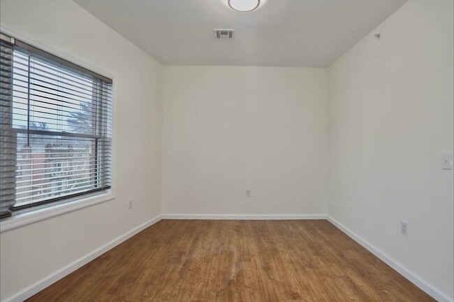 Building Photo - 143 Zabriskie St