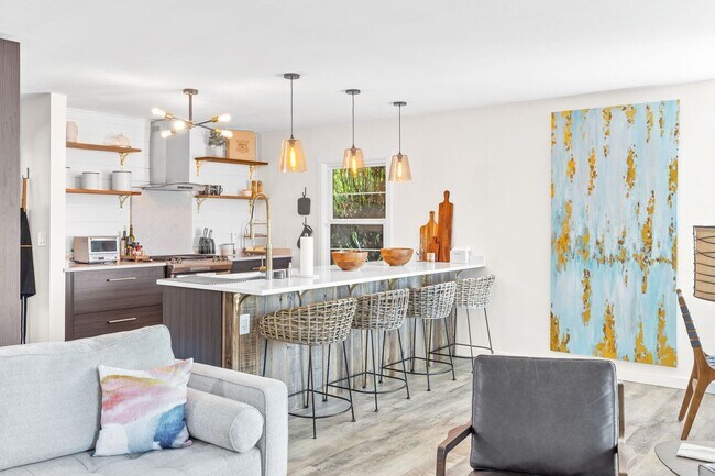 Building Photo - Fully Furnished 3-Bedroom, 1-Bath Modern B...