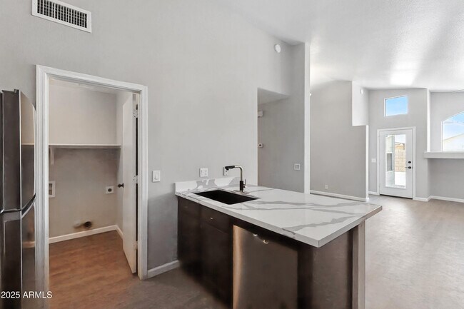 Building Photo - 1424 E Binner Dr