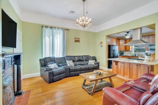 Building Photo - Gorgeous 3BD/2BA Home w/ Off Street Parking, Laundry Room, and Only 1 Block Off St Charles Ave.