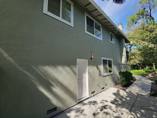 Building Photo - Large Single Family Home with Stunning Vie...