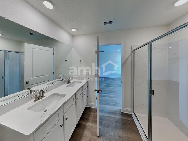 Building Photo - 5968 Pinewood Ests Dr