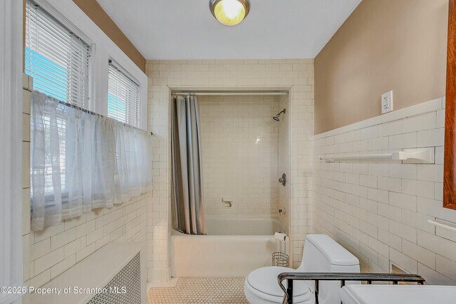 Building Photo - 1724 Monsey Ave