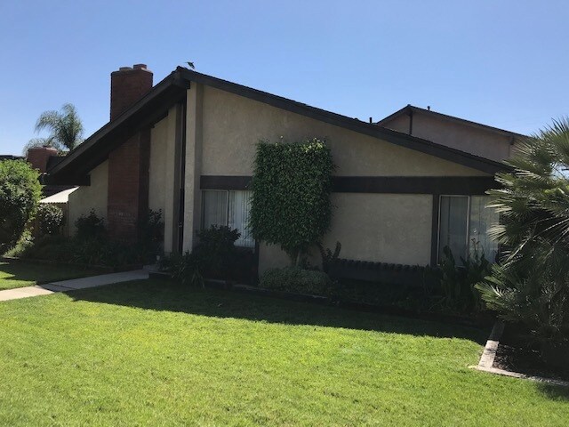 Building Photo - 1082 W Pine St