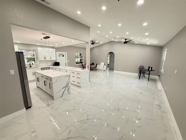 Building Photo - 603 N Sunset Ave