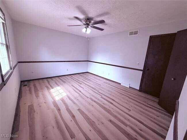 Building Photo - 6686 Hythe St NW