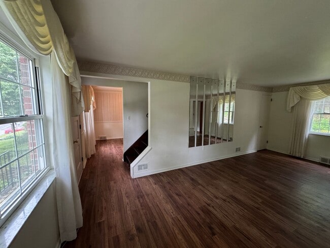 Building Photo - Available NOW! 4 Bed 2 Full Bath House