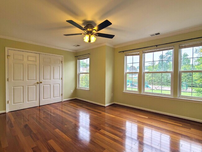 Building Photo - Gorgeous 6 BR Home, Convenient to Quantico & Commuting
