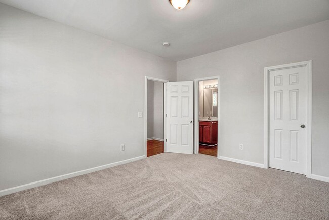 Building Photo - BEAUTIFUL TOWNHOUSE WITH COMMUNITY POOL