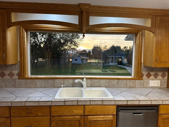 Building Photo - 3bd 3bth Home-1 Acre on the Water!