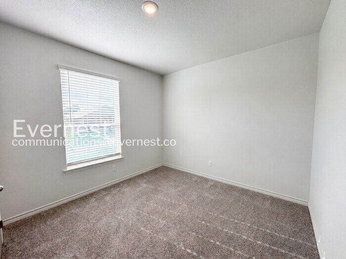 Building Photo - 2204 Hornbeam St