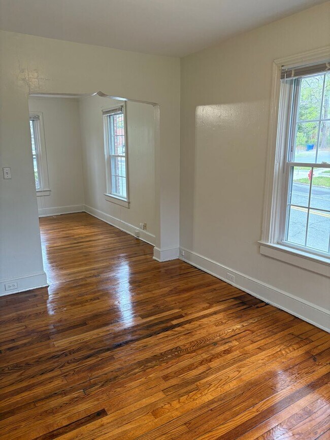 Building Photo - Spacious Townhouse Near Duke and Broad St / Fenced Yd