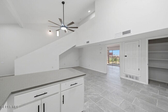 Building Photo - 821 Los Lagos Way