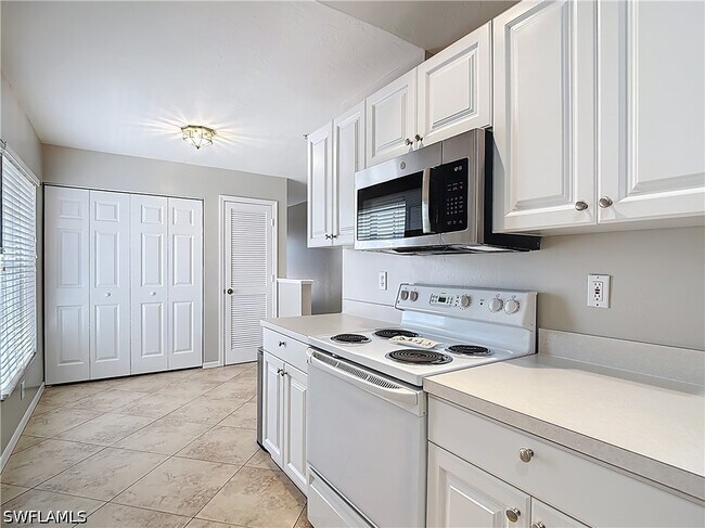 Building Photo - 4970 Deerfield Way