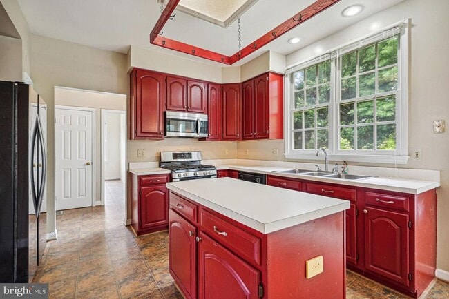 Building Photo - 18862 Crossroads Ct