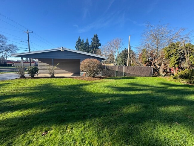 Building Photo - 3 Bedroom home