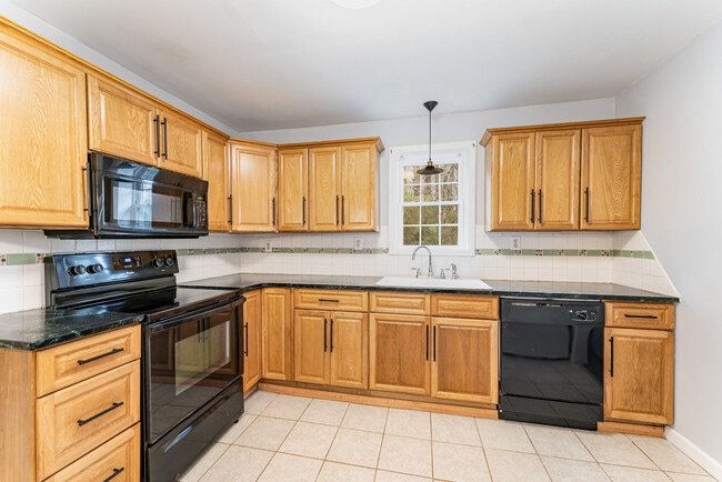 Building Photo - 7831 Summerfield Rd