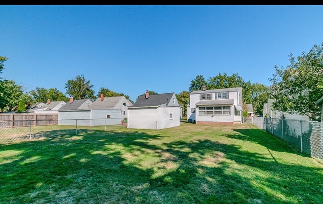 Building Photo - 418 E 274th St