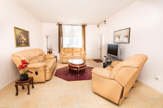 Building Photo - 511 SE 5 Ave