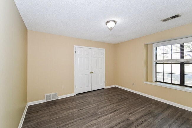 Building Photo - 928 Pheasant Hollow Dr