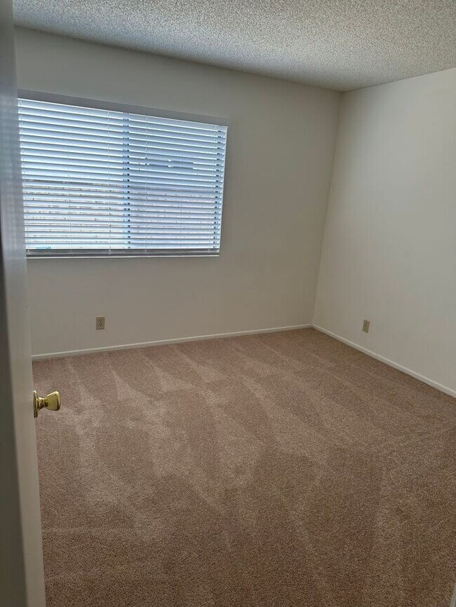 Building Photo - Nice 3 + 2 Home in Saugus