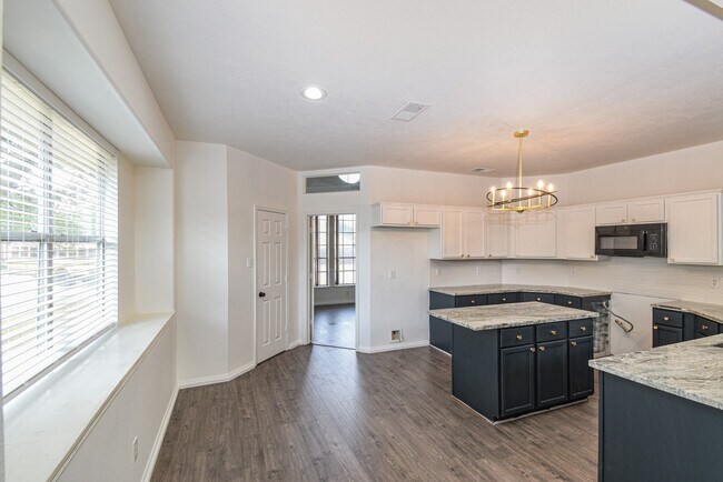 Building Photo - 30611 Country Meadows Dr