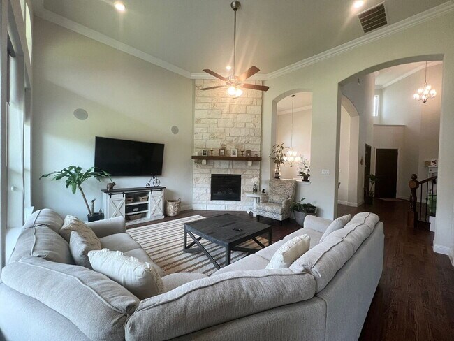 Building Photo - 5 Bed | 5 Bath | 3-Car Garage | 4,054 Sq f...