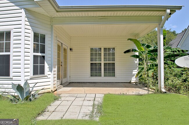 Building Photo - 77 Pine Crescent