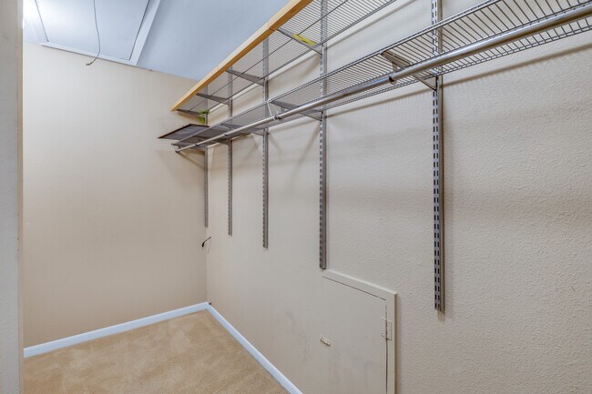 Building Photo - 9006 Balcones Club Dr